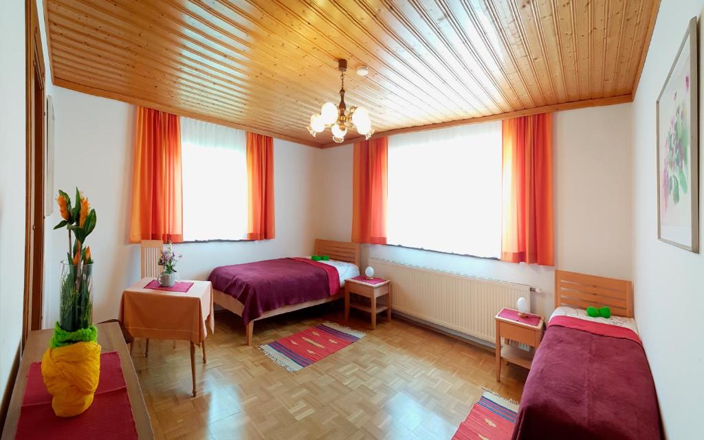 Posezení v ubytování Bungalow & Apartments "Am Deber" Velden - Augsdorf
