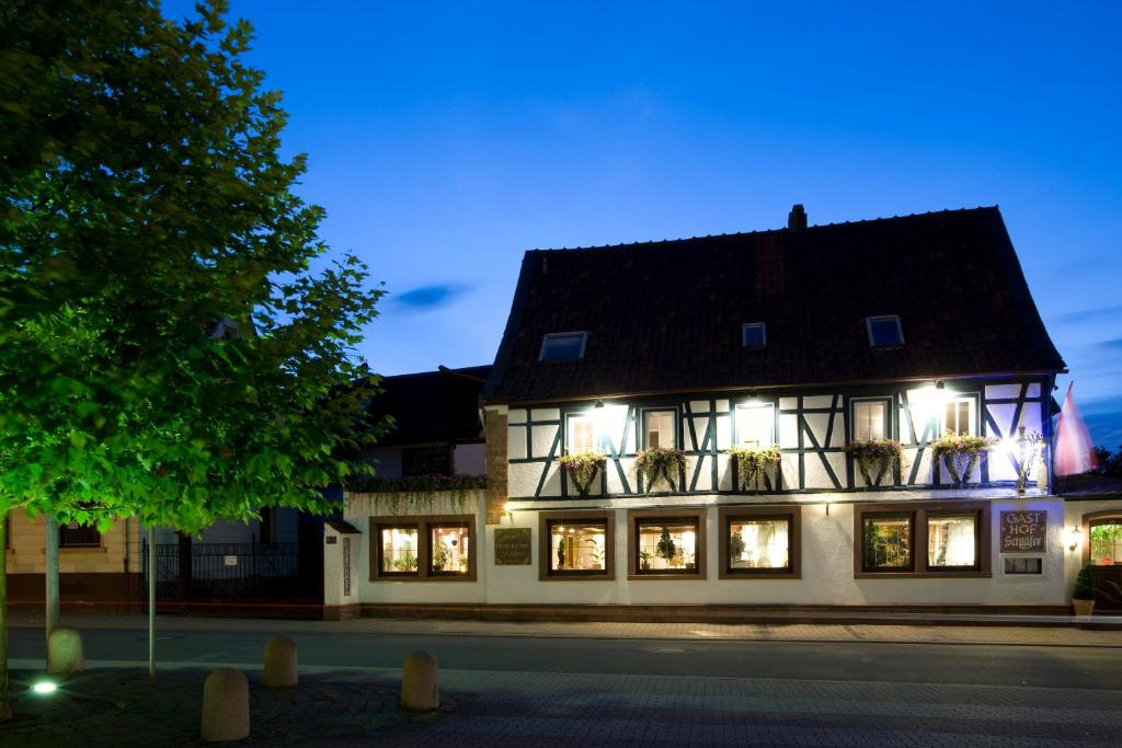 - un bâtiment éclairé avec des fenêtres éclairées la nuit dans l'établissement Hotel-Restaurant Kölbl, à Enkenbach-Alsenborn