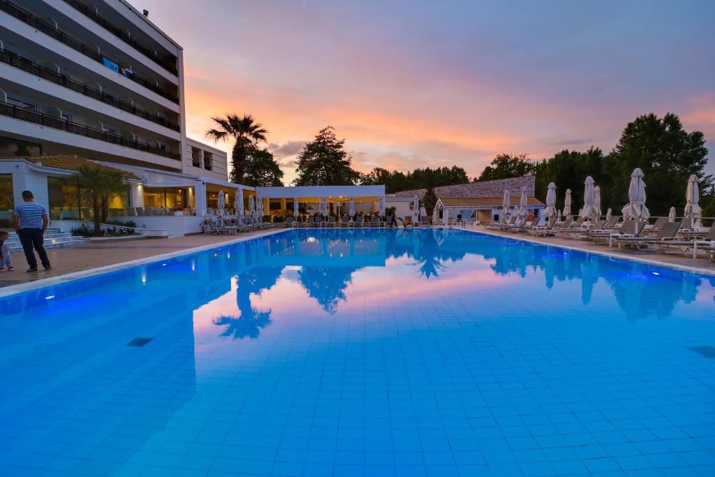 Bazén v ubytování Olympian Bay Grand Resort nebo v jeho okolí