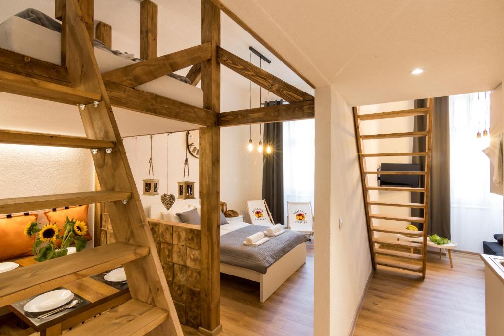 una grande camera con un letto a castello e una scala di Cracow Best Location Apartment by Cozyplace a Cracovia