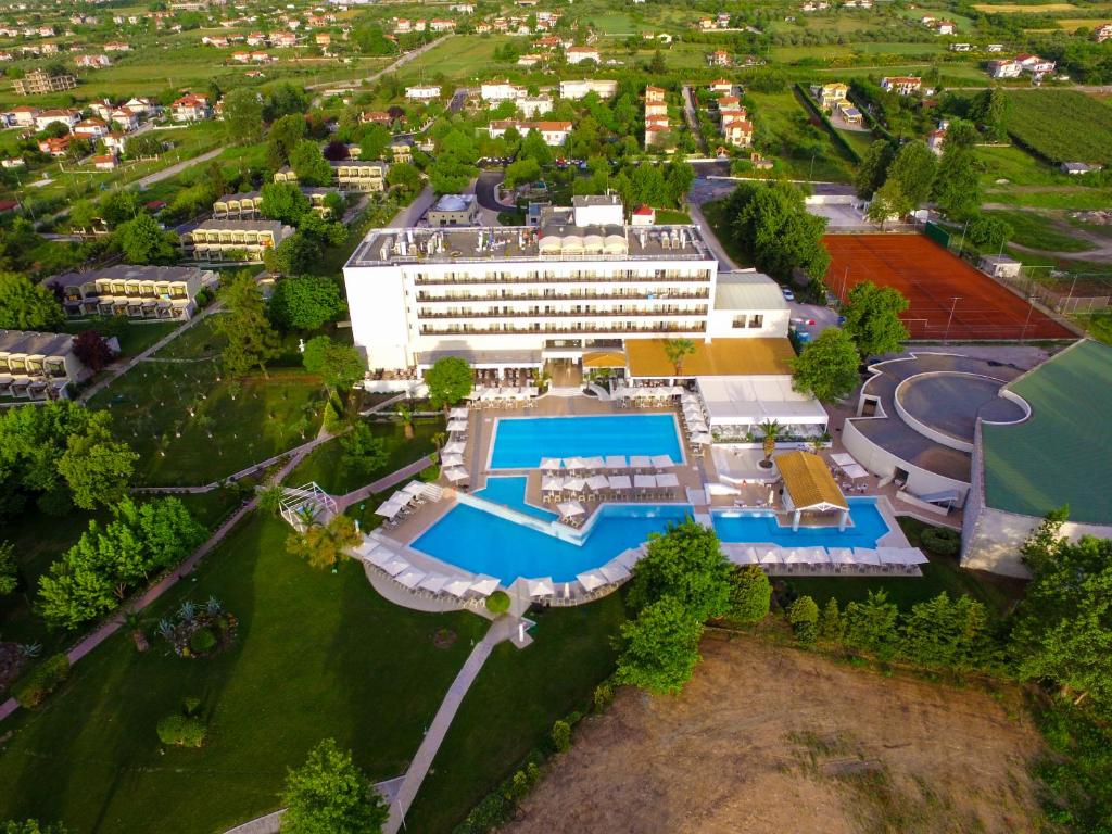 Bazén v ubytování Olympian Bay Grand Resort nebo v jeho okolí