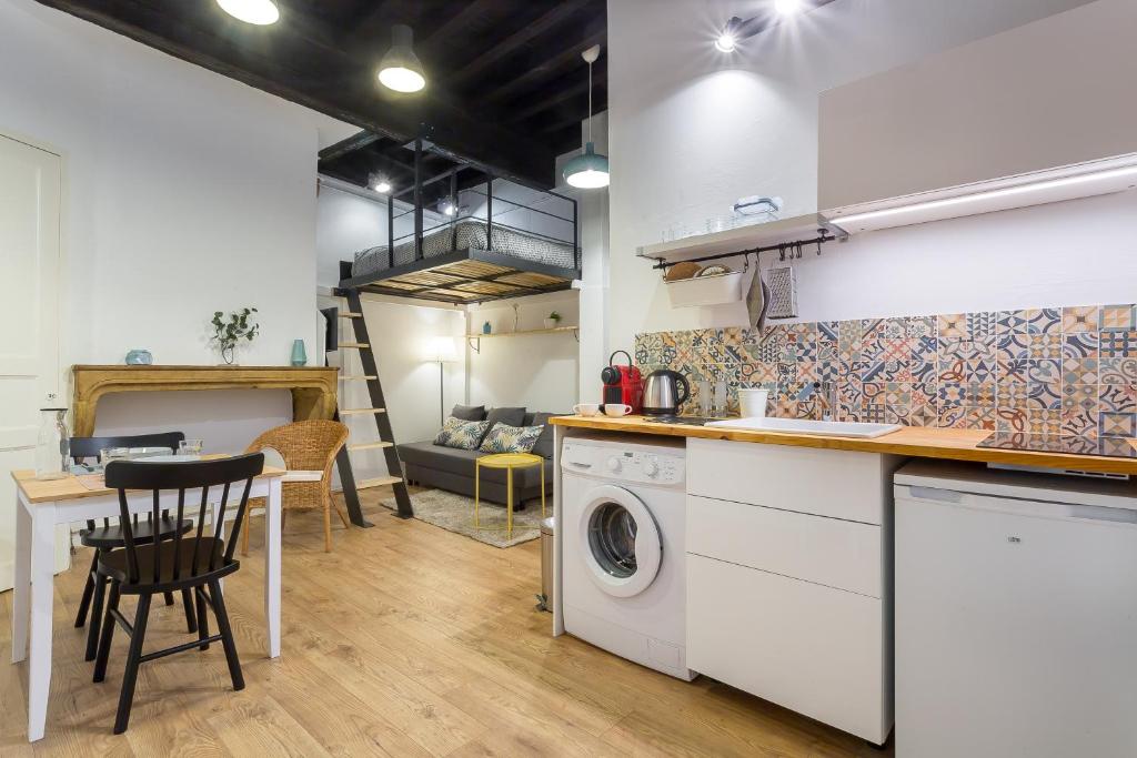 a kitchen and living room with a washer and dryer at Le Vieux Lyon charmant et authentique in Lyon