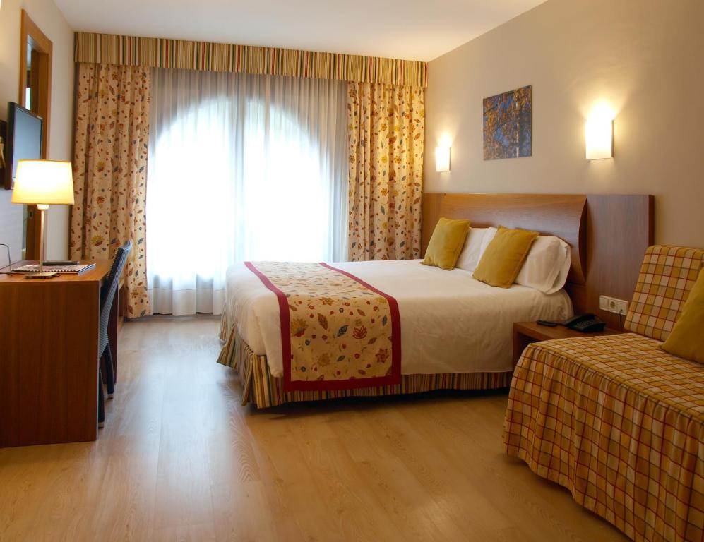 Ein Bett oder Betten in einem Zimmer der Unterkunft Hotel Guillem &amp; Spa