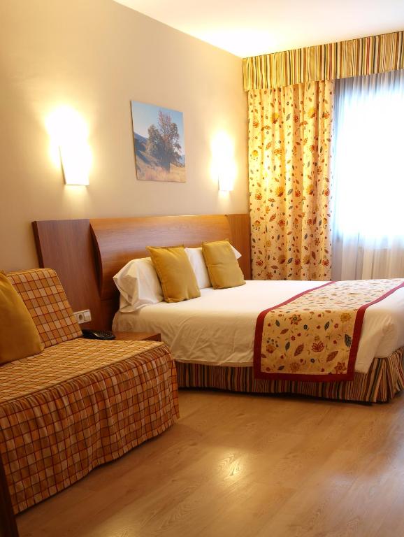 Ein Bett oder Betten in einem Zimmer der Unterkunft Hotel Guillem &amp; Spa