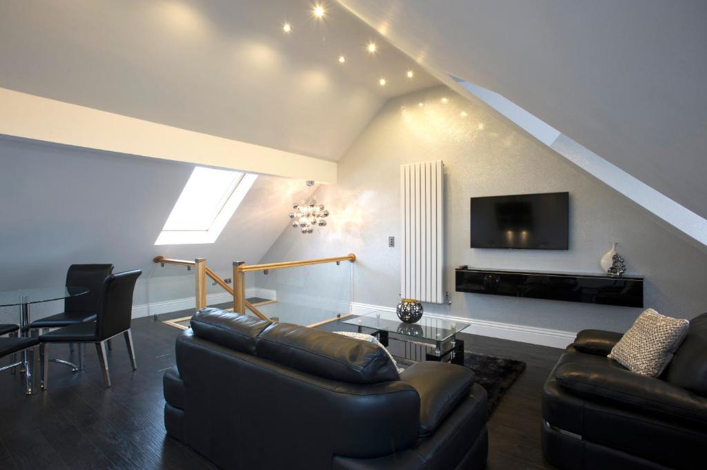 A seating area at Breck Apartments 