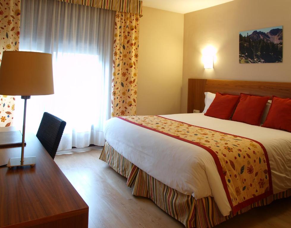 Ein Bett oder Betten in einem Zimmer der Unterkunft Hotel Guillem &amp; Spa