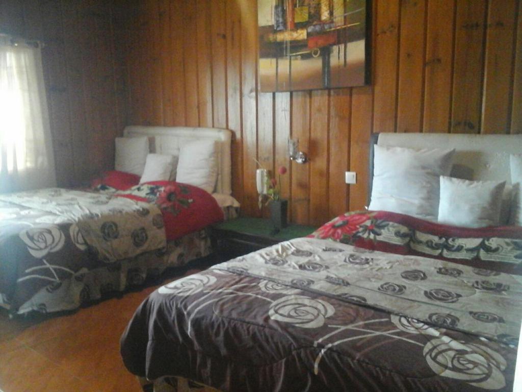 En eller flere senge i et værelse på Cemara Indah Hotel