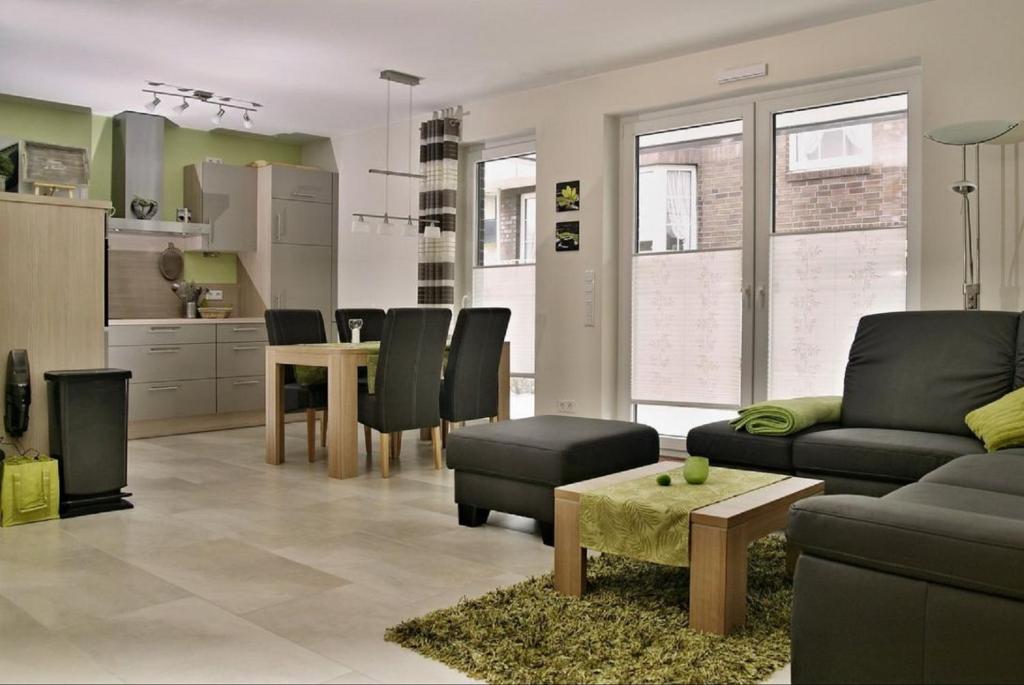 uma sala de estar com um sofá e uma mesa em Duhnenperle em Cuxhaven