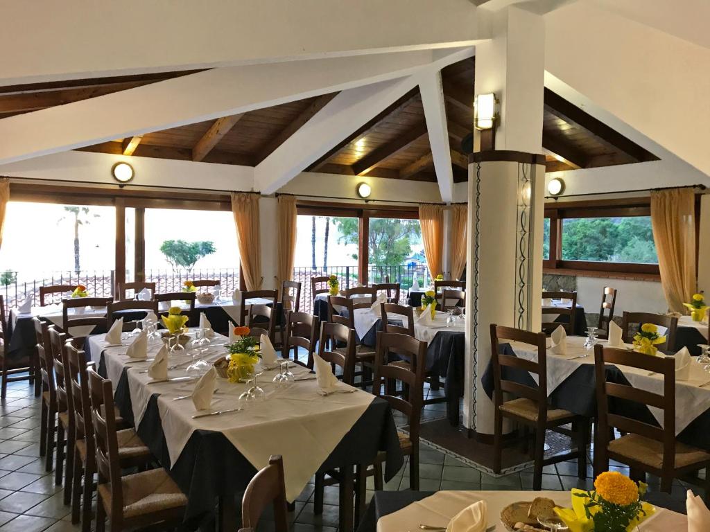 Restaurace v ubytování Arcomagno Beach Resort