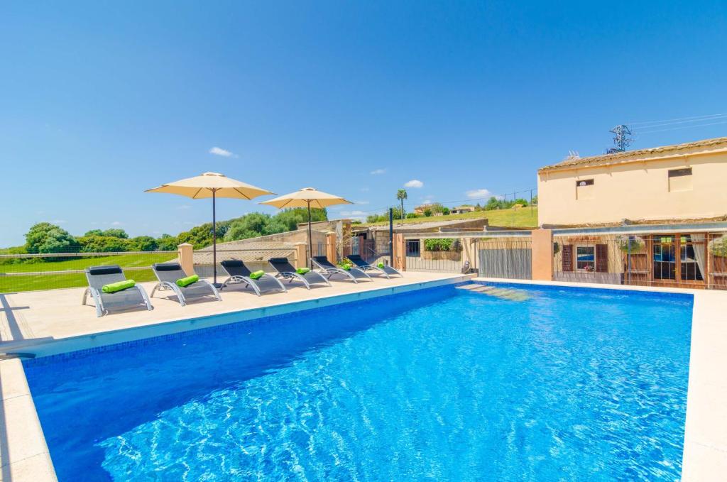 The swimming pool at or close to Es Pont Den Teulari Nou