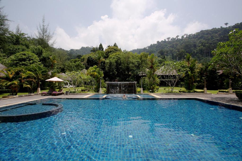 Bazén v ubytování Khaolak Paradise Resort nebo v jeho okolí