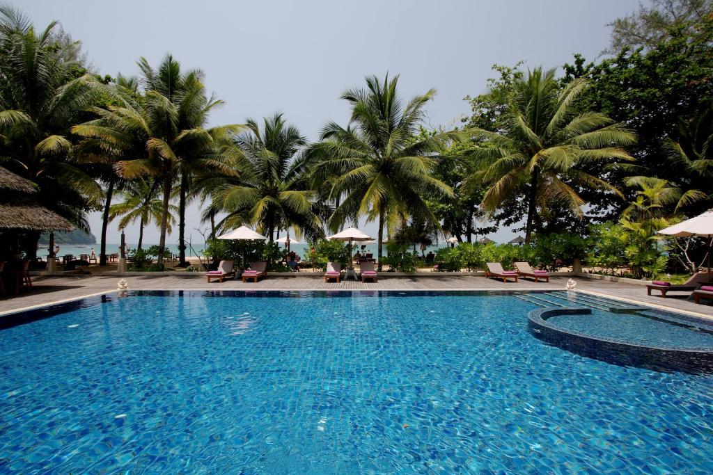 Bazén v ubytování Khaolak Paradise Resort nebo v jeho okolí