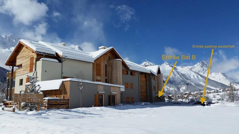 a lodge in the snow with a mountain in the background at Les Sept Étoiles in Le Monêtier-les-Bains