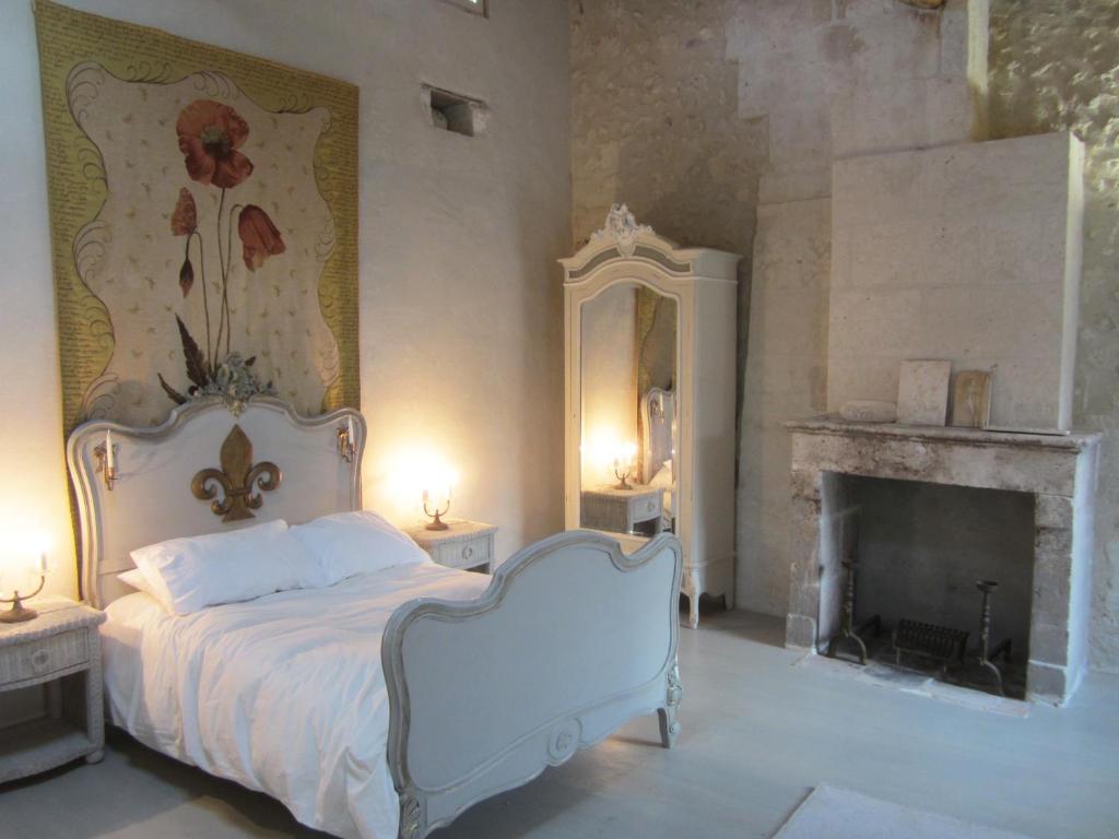 オーブテール・シュル・ドロンヌにある5 Rue Moignardのベッドルーム(白いベッド1台、暖炉付)