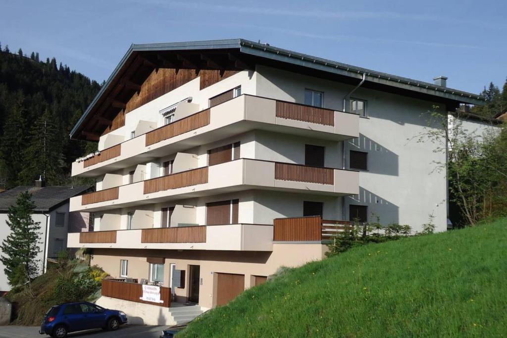 un edificio con balcones al lado de una colina en Haus Alvier - CharmingStay, en Flumserberg