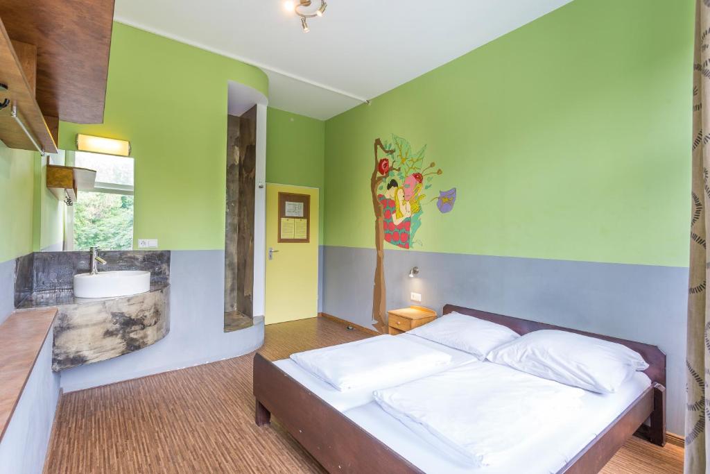 Postel nebo postele na pokoji v ubytování Sunflower Hostel Berlin