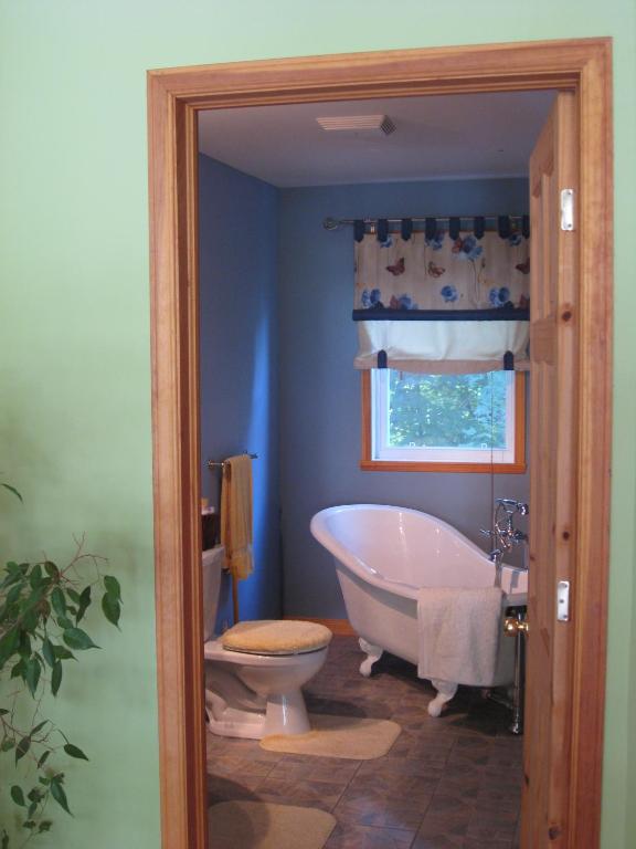 Le Gite A Margot - Chambre Queen Avec Salle De Bain Partagée