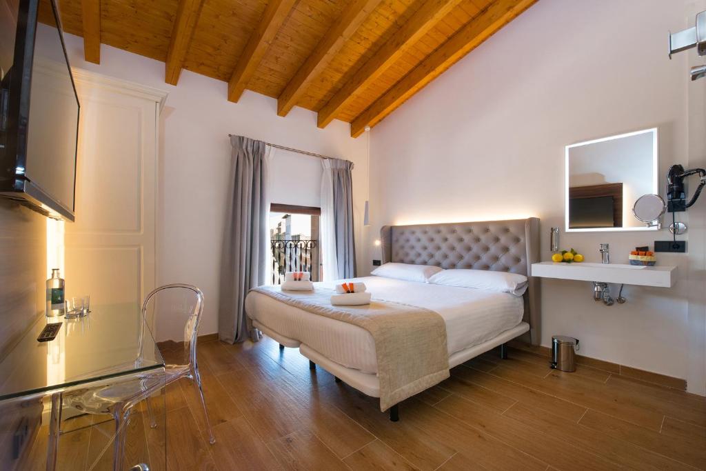 een slaapkamer met een wit bed en een raam bij TI Central Maria in Maria de la Salut