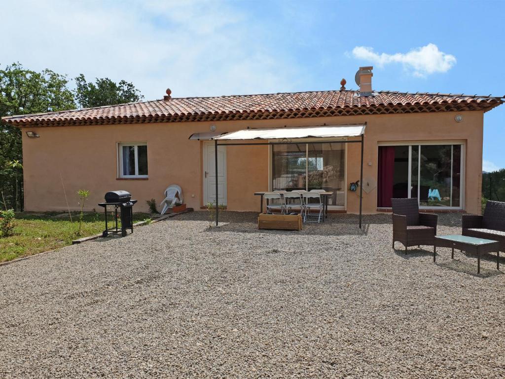 MontmeyanにあるSensational holiday home with poolのパティオ(テーブル、椅子付)が備わる家です。