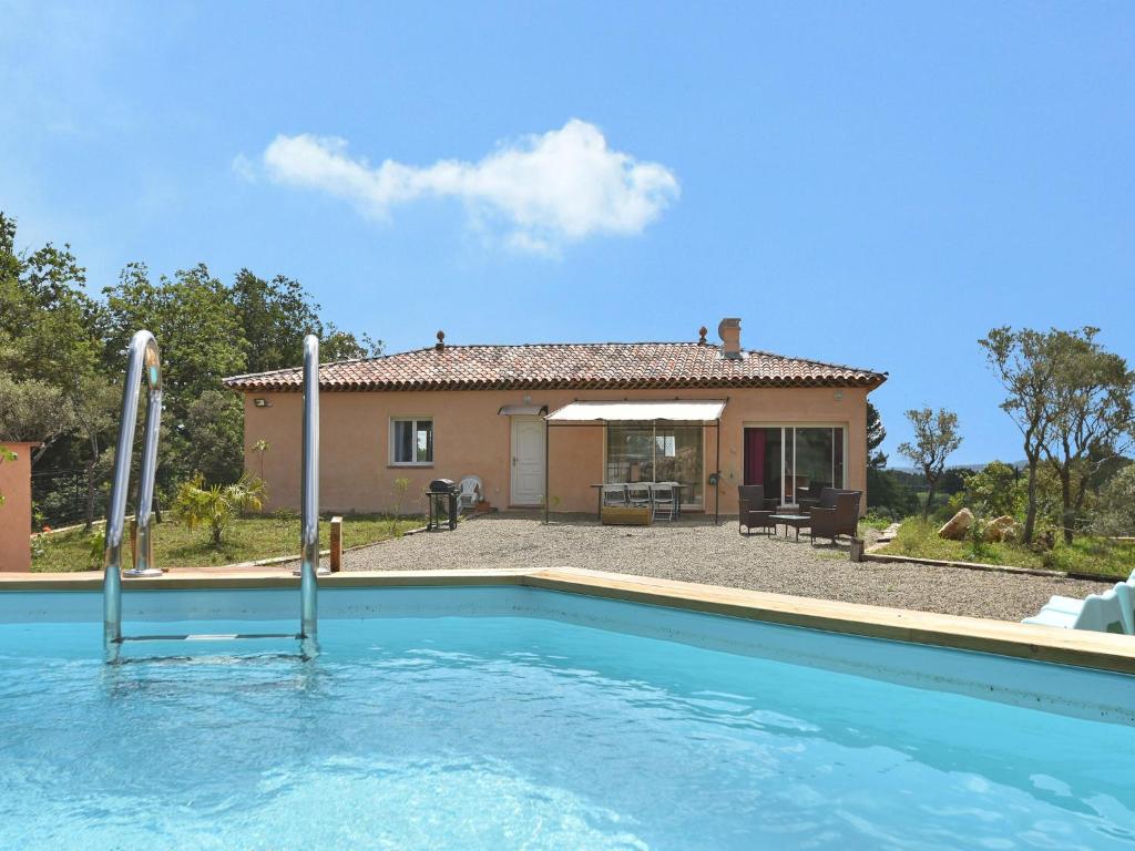 willa z basenem przed domem w obiekcie Sensational holiday home with pool w mieście Montmeyan