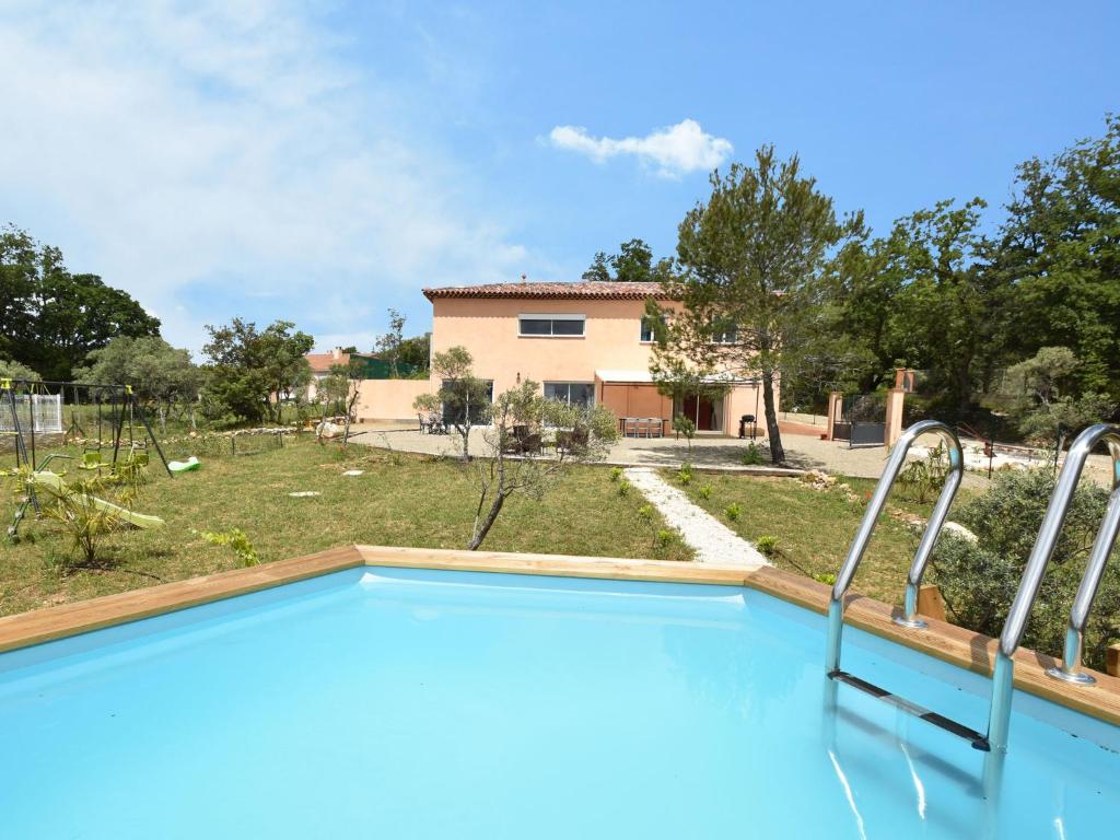 MontmeyanにあるPicturesque villa in Montmeyan with poolの庭付きの家の前のプール