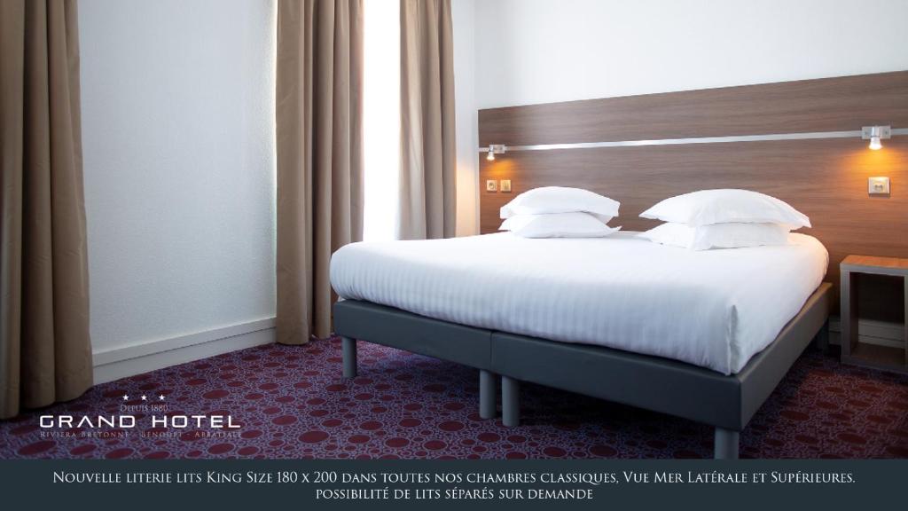 Postel nebo postele na pokoji v ubytování Grand Hôtel Bénodet Abbatiale Riviera Bretonne
