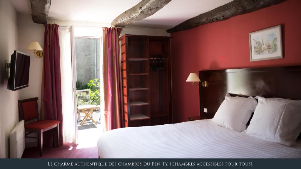 Postel nebo postele na pokoji v ubytování Grand Hôtel Bénodet Abbatiale Riviera Bretonne