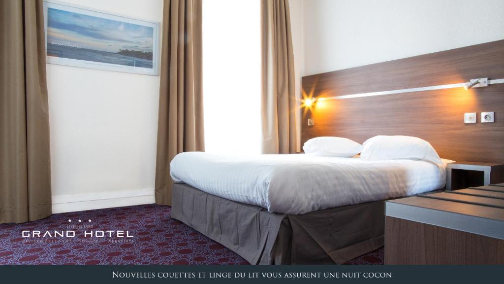Postel nebo postele na pokoji v ubytování Grand Hôtel Bénodet Abbatiale Riviera Bretonne