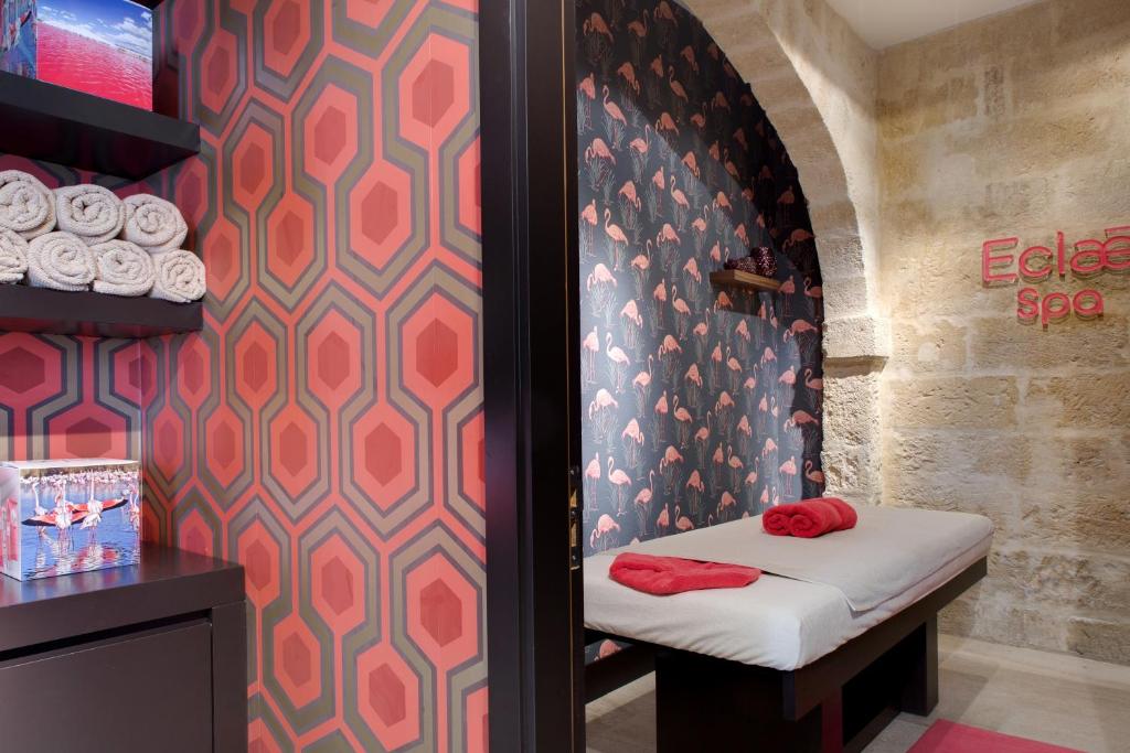 Postel nebo postele na pokoji v ubytování Boutique Hôtel des Remparts & Spa