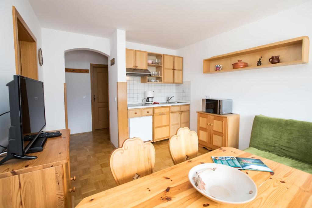 Kuchyň nebo kuchyňský kout v ubytování Apartmaji Katrnjek