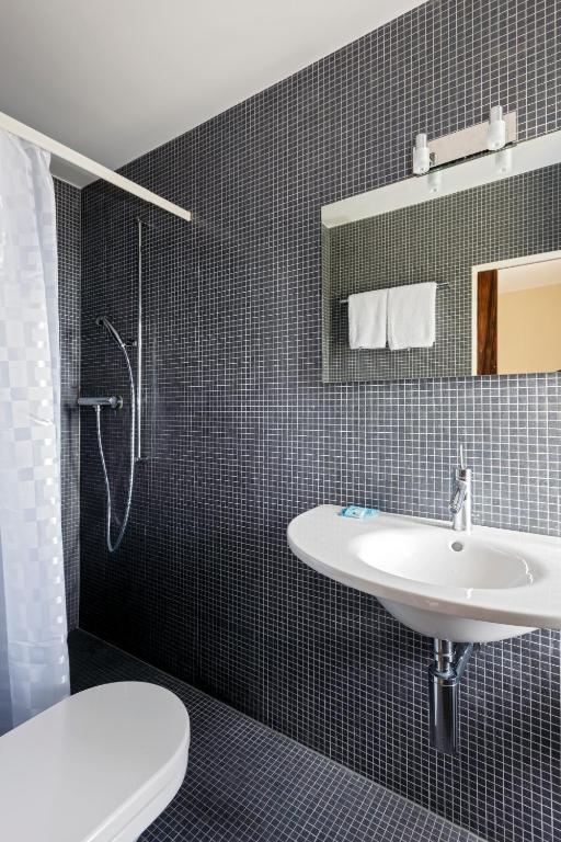 Koupelna v ubytování Hôtel du Cheval-Blanc