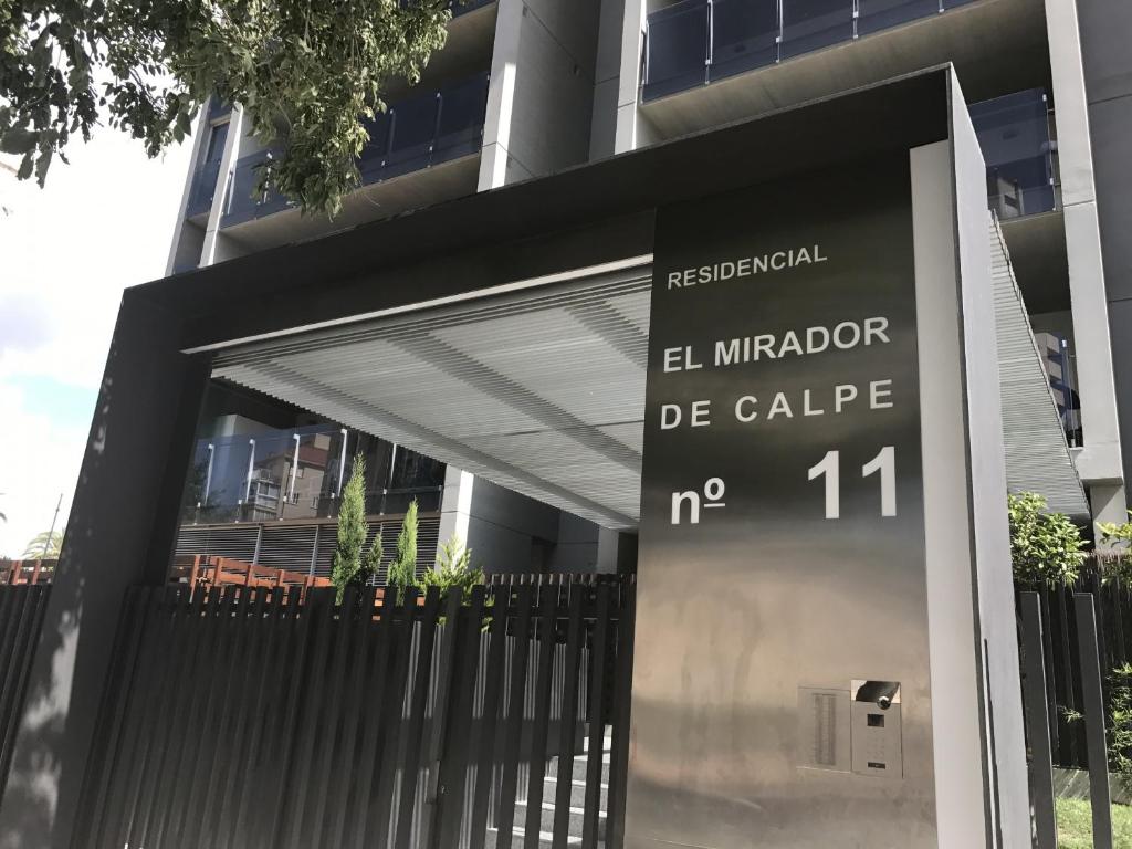 un edificio con una señal delante de él en Edificio Mirador De Calpe, en Calpe