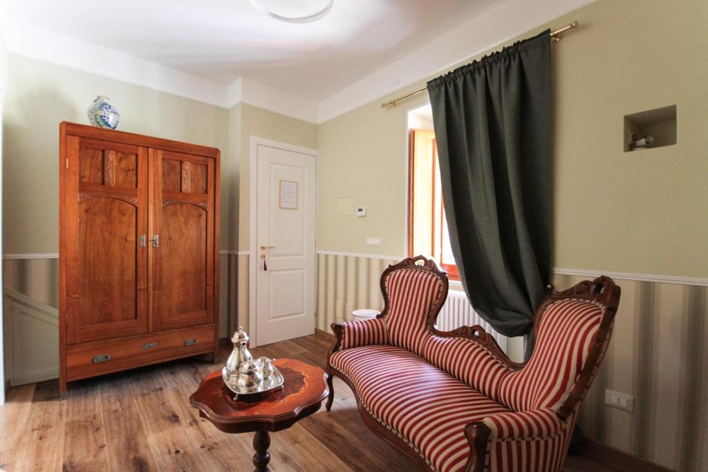 salon z 2 krzesłami i stołem w obiekcie Torre Sant'Antonio w mieście Tivoli