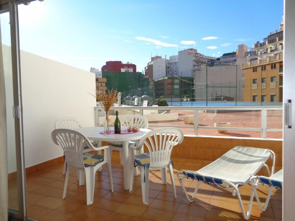 balcón con mesa, sillas y vistas a la ciudad en EDIFICIO APOLO 4, en Calpe