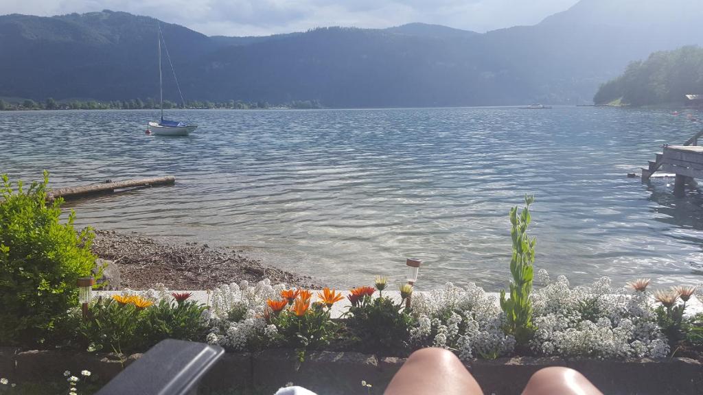 vistas a un lago con un barco en el agua en s-hansn, en St. Wolfgang