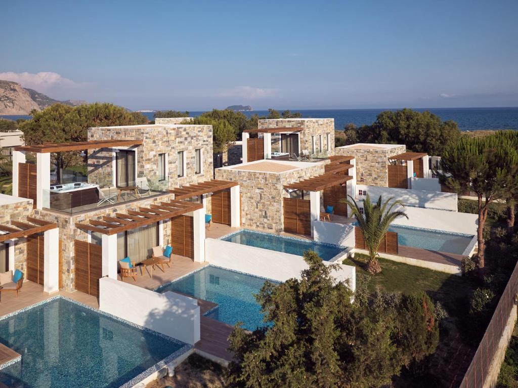 - une vue aérienne sur une villa avec une piscine dans l'établissement Golden Sun Resort - Adults Only, à Kalamaki