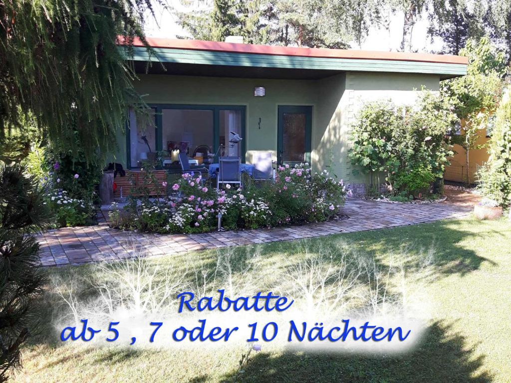 ein Bild eines Hauses mit Garten in der Unterkunft Ferienbungalow Haus Rolf - Objekt 39079 in Papendorf