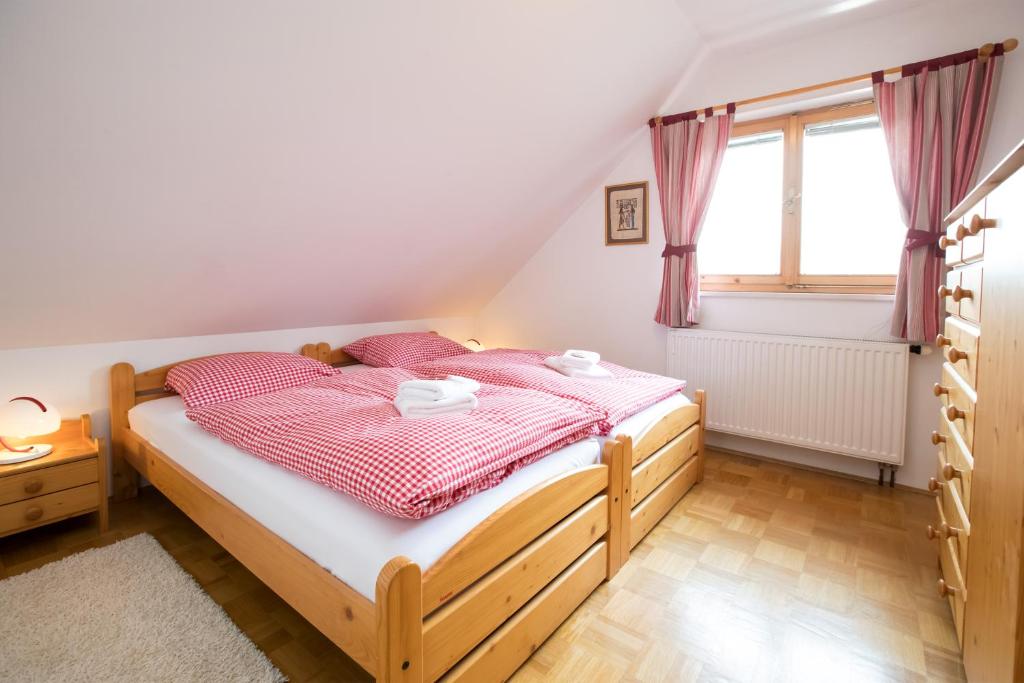 Postel nebo postele na pokoji v ubytování Apartmaji Katrnjek
