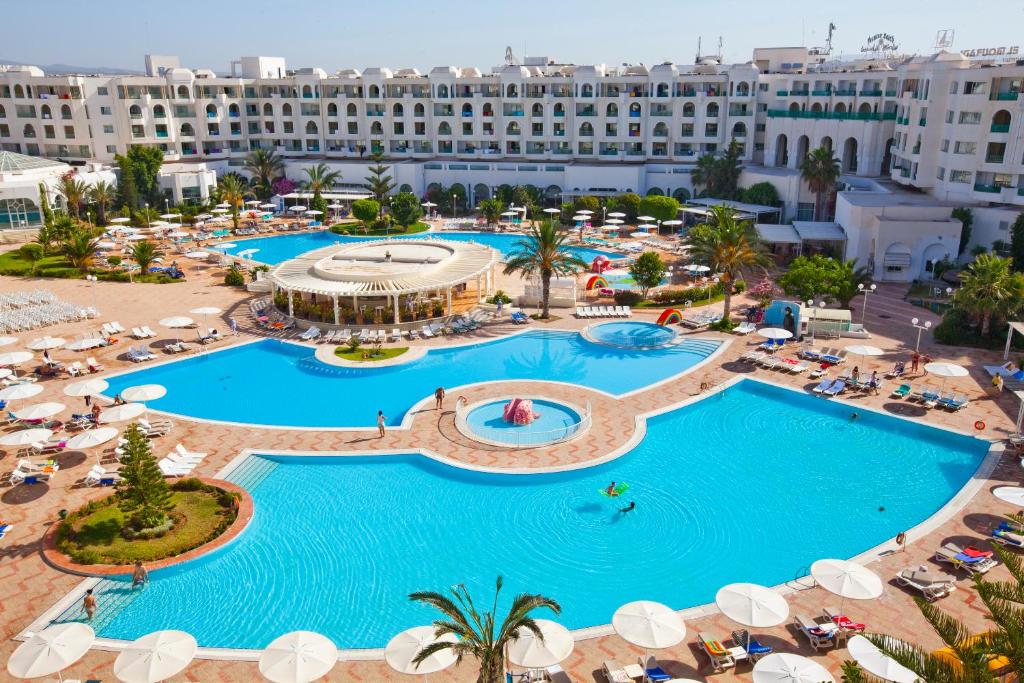uma vista aérea de um hotel com duas piscinas em El Mouradi El Menzah em Hammamet