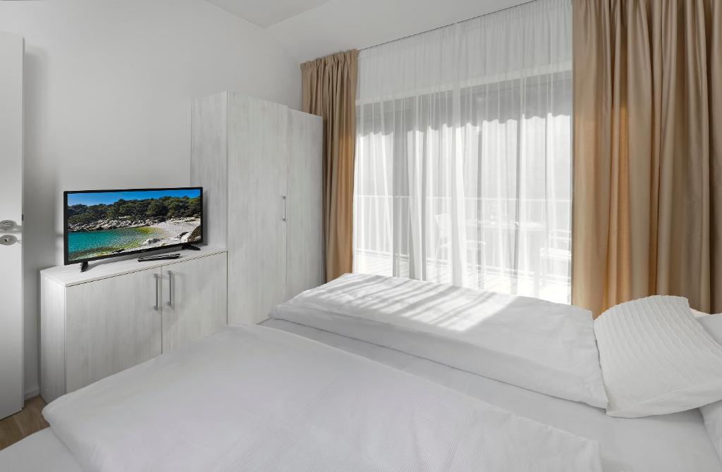 Zlatni Zalaz,Apartments,Supetarska Draga - Chambre Double Avec Balcon Et Vue Sur Le Jardin