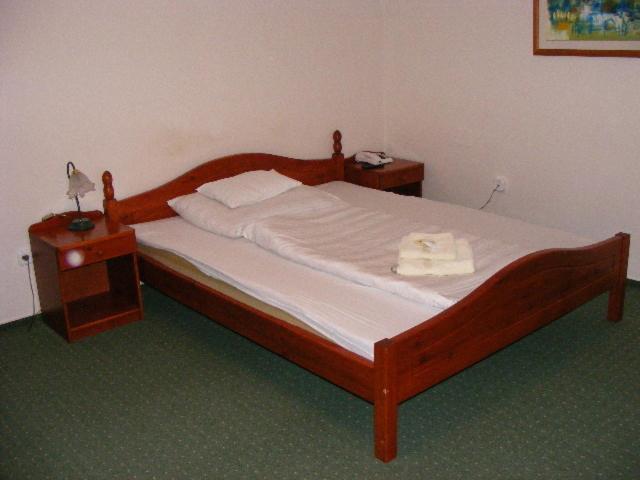 Postel nebo postele na pokoji v ubytování Hotel Fama