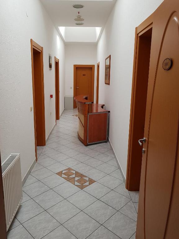 korytarz z drzwiami i podłogą wyłożoną kafelkami w obiekcie Prenociste Klas w mieście Pleternica