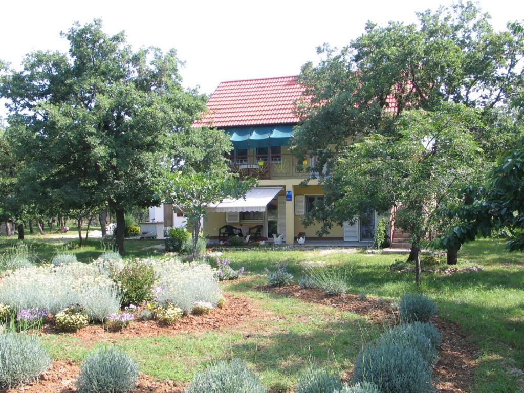a garden in front of a house at Apartment Kovacic Jurlina in Poljica