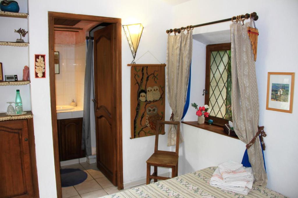Postel nebo postele na pokoji v ubytování Le Mas De La Cigale Bleue, Caumont Sur Durance