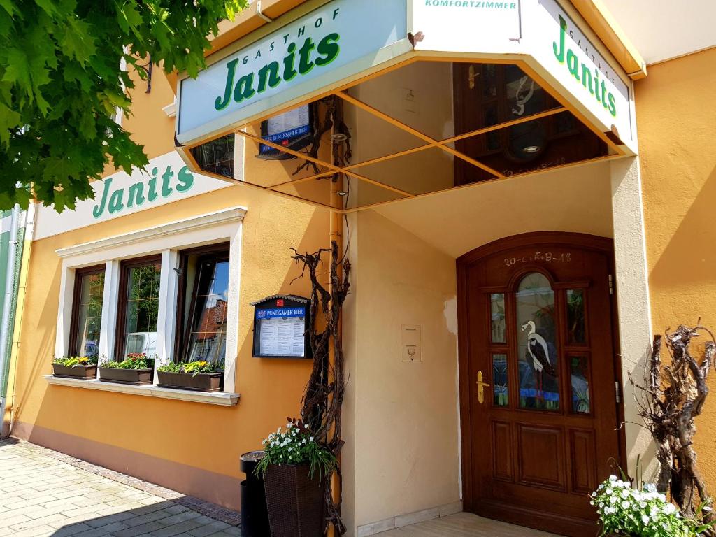 een restaurant met een bord aan de voorzijde van een gebouw bij Gasthof Janits in Burgau