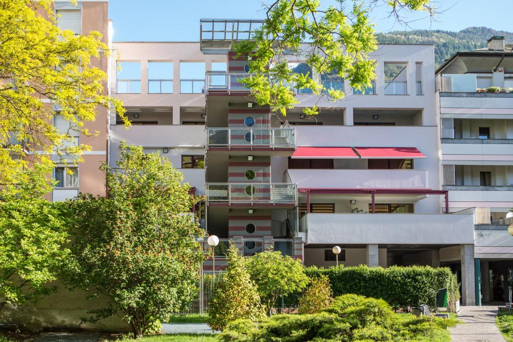 un condominio con balconi e alberi di Piazzi House a Sondrio