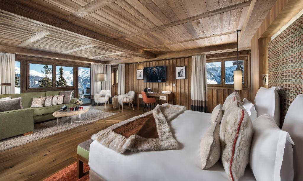 O zonă de relaxare la Hôtel Barrière Les Neiges Courchevel