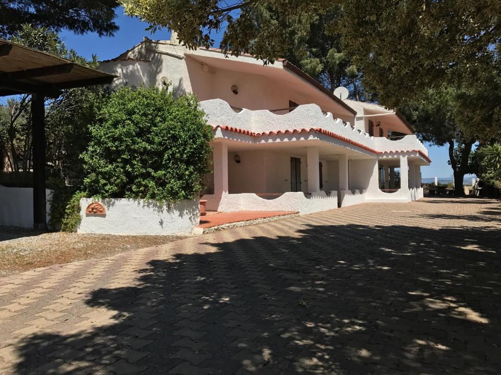 uma casa grande com uma entrada em frente em MARIA'S HOUSE em Porto Pino