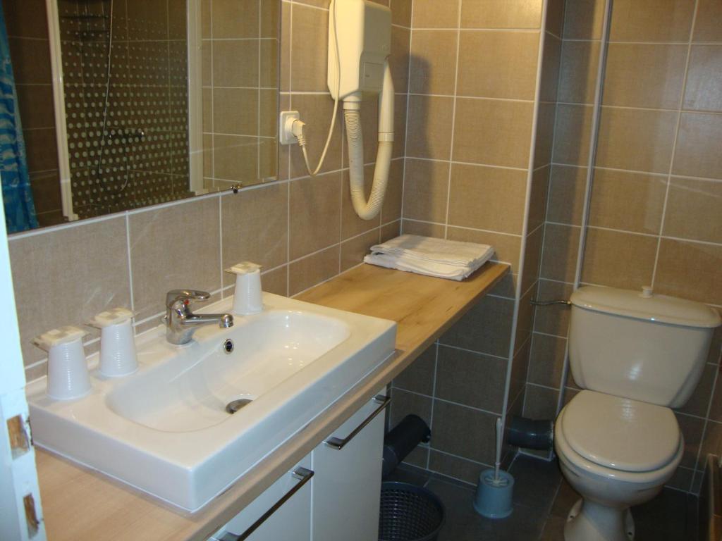 Koupelna v ubytování Hôtel Au Petit Languedoc
