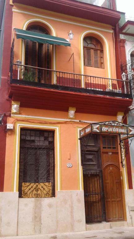 a building with two doors and a balcony at Casa Colonial Yadilis y Yoel in Havana